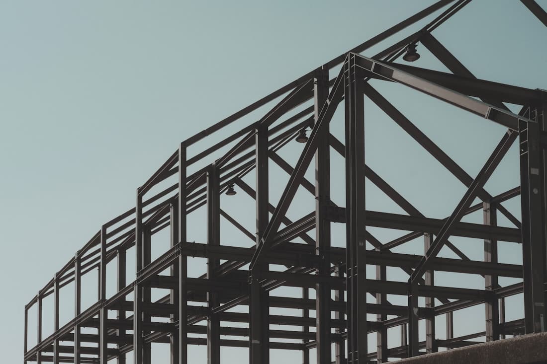 Ossature en acier d’un bâtiment en construction