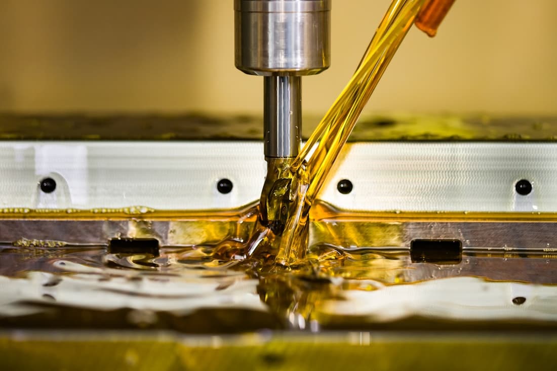 Machine CNC usinant du métal dans une usine