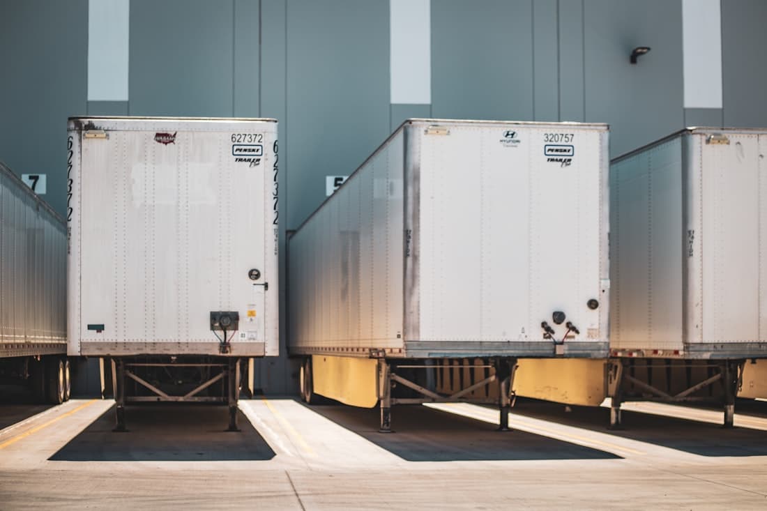 Rangée de remorques de camions à un dépôt de chargement
